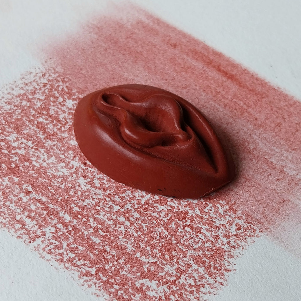 Crayon de subversion VULVA NATURALIS rouge, vue de profil. Crayon de cire, pastel gras. Dépose de couleur sur une feuille puis estompe au doigt
