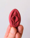 Crayon de subversion en cire végétale et pigments naturels VULVA NATURALIS, en forme de vulve, magenta, vue de face.
