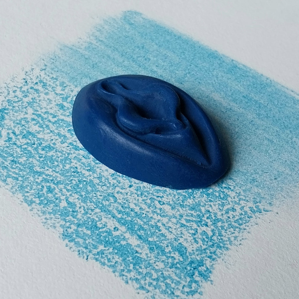 Crayon de subversion VULVA NATURALIS saphir, vue de profil. Crayon de cire, pastel gras. Dépose de couleur sur une feuille puis estompe au doigt