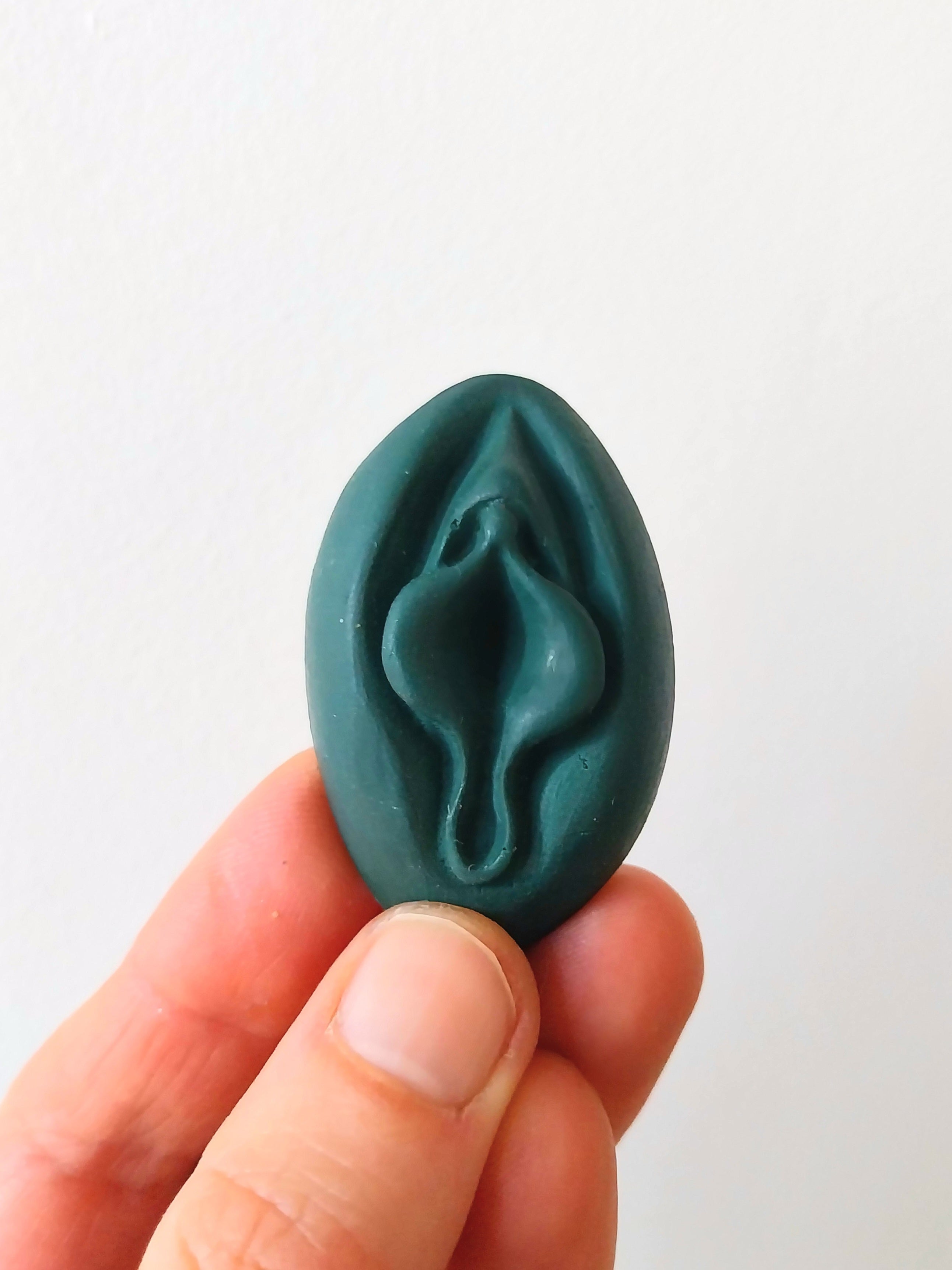 Crayon de subversion en cire végétale et pigments naturels VULVA NATURALIS, en forme de vulve, emeraude, vue de face.