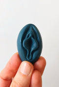 Crayon de subversion en cire végétale et pigments naturels VULVA NATURALIS, en forme de vulve, bleu canard, vue de face.