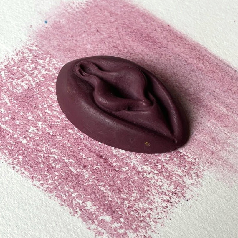 Crayon de subversion VULVA NATURALIS lilas, vue de profil. Crayon de cire, pastel gras. Dépose de couleur sur une feuille puis estompe au doigt