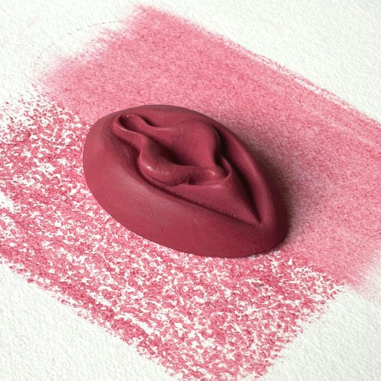 Crayon de subversion VULVA NATURALIS magenta, vue de profil. Crayon de cire, pastel gras. Dépose de couleur sur une feuille puis estompe au doigt
