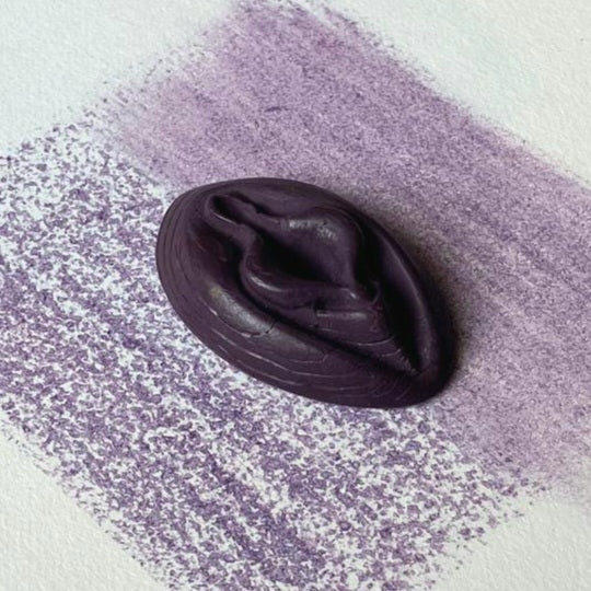 Crayon de subversion VULVA NATURALIS prune, vue de profil. Crayon de cire, pastel gras. Dépose de couleur sur une feuille puis estompe au doigt