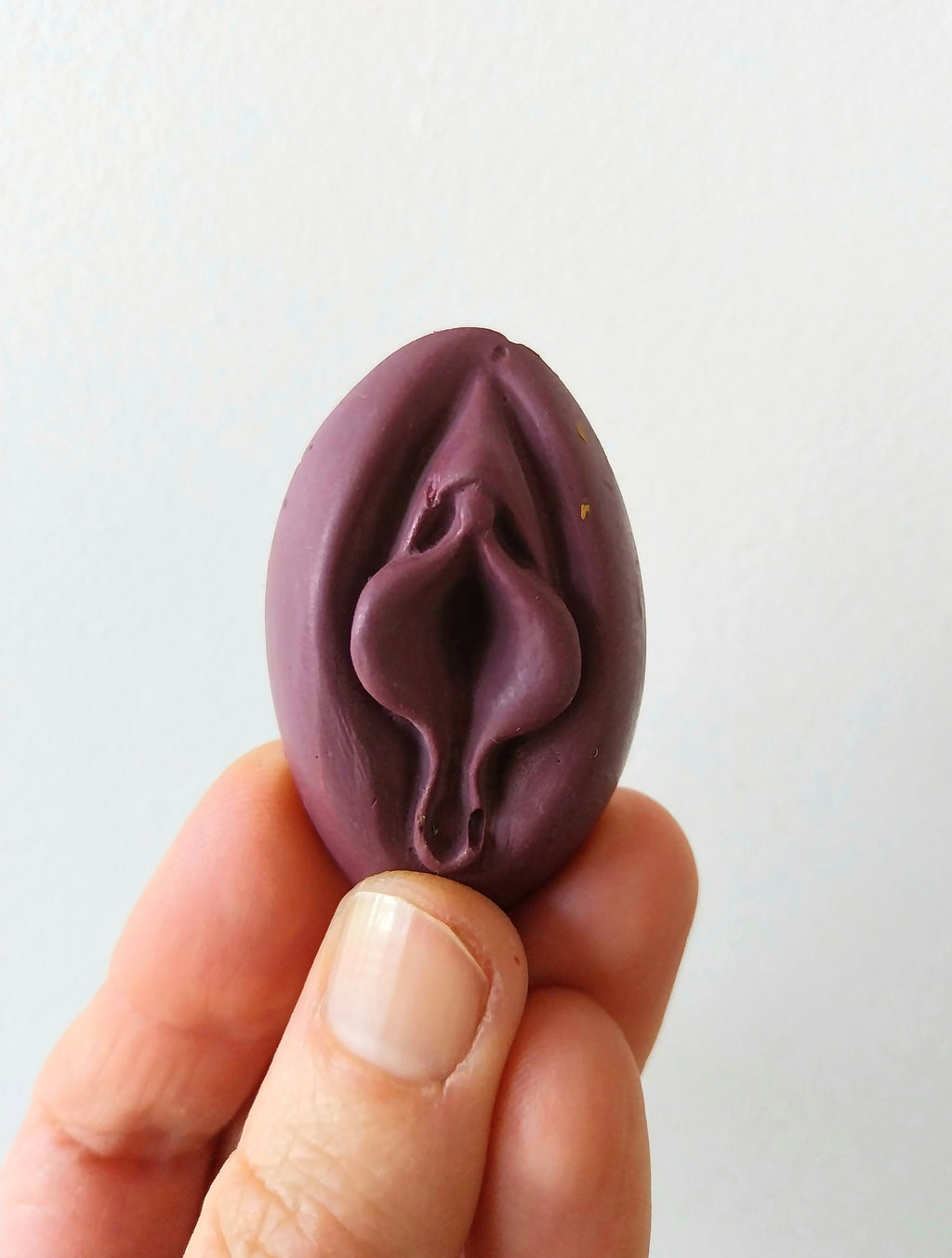 Crayon de subversion en cire végétale et pigments naturels VULVA NATURALIS, en forme de vulve, lilas, vue de face.