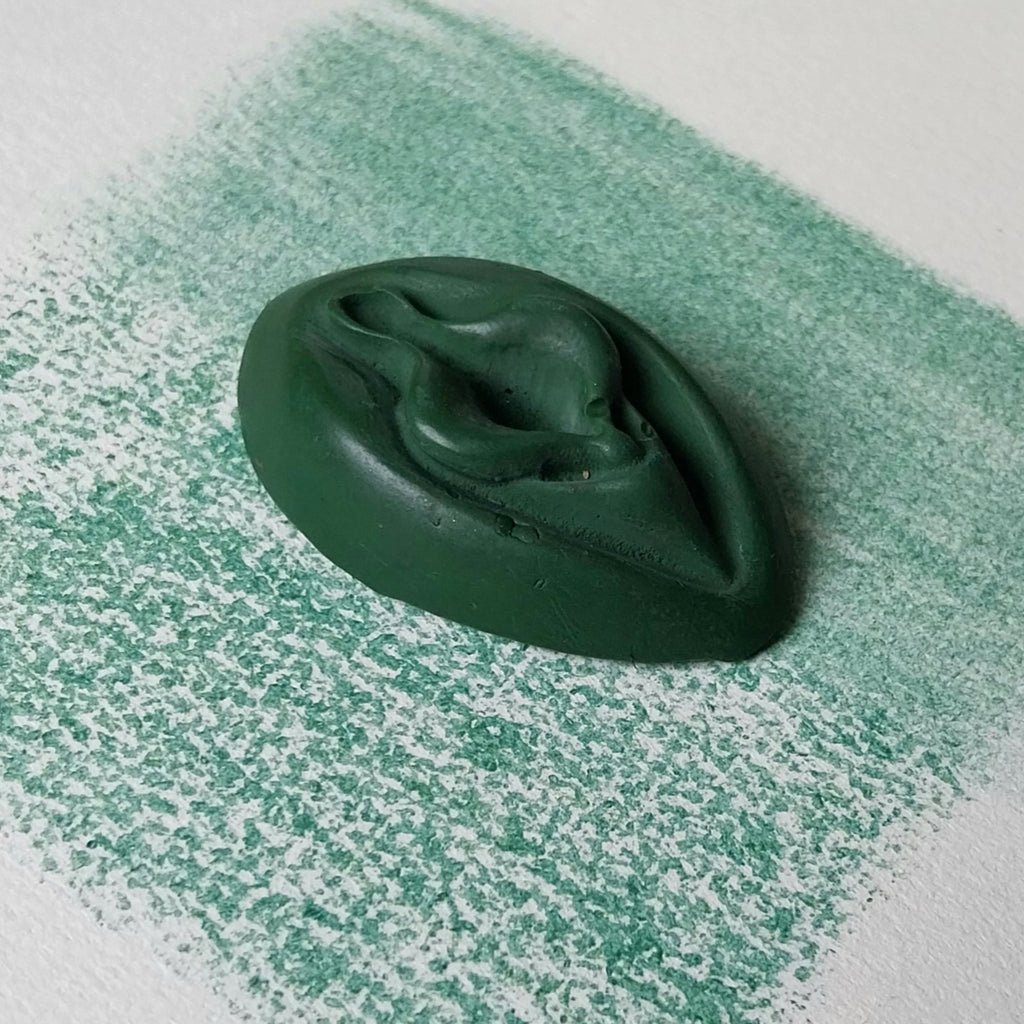 Crayon de subversion VULVA NATURALIS sapin, vue de profil. Crayon de cire, pastel gras. Dépose de couleur sur une feuille puis estompe au doigt