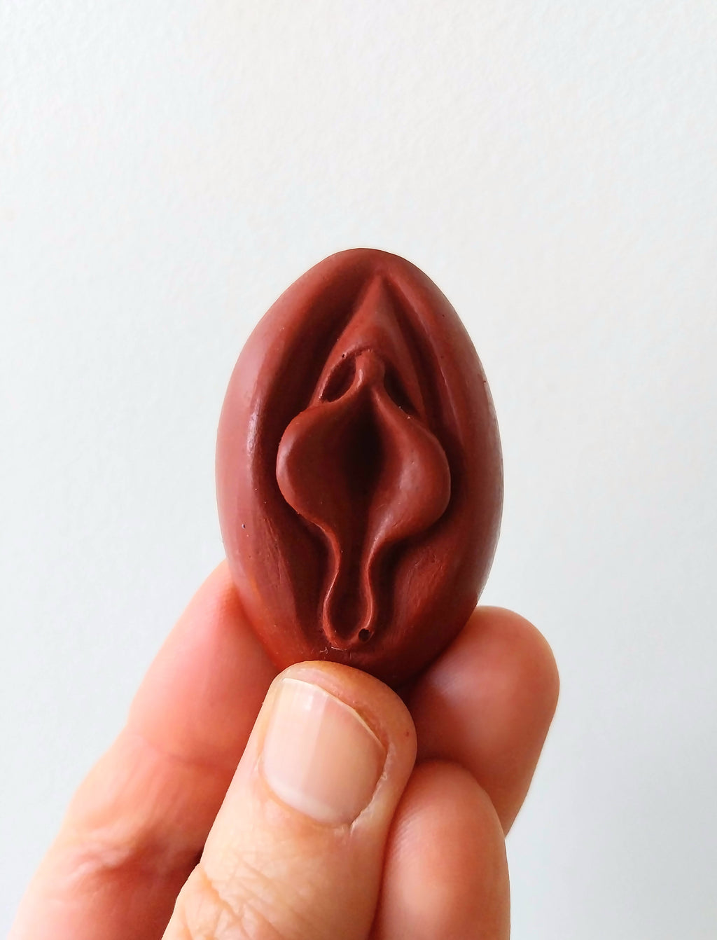 Crayon de subversion en cire végétale et pigments naturels VULVA NATURALIS, en forme de vulve, bordeau, vue de face.