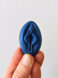 Crayon de subversion en cire végétale et pigments naturels VULVA NATURALIS, en forme de vulve, saphir, vue de face.